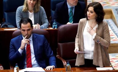 La presidenta de la Comunidad de Madrid, Isabel Díaz Ayuso (d) y su vicepresidente Ignacio Aguado (i) durante el pleno de la Asamblea el 5 de diciembre de 2019.