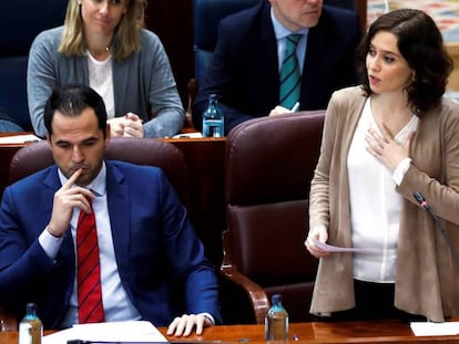 La presidenta de la Comunidad de Madrid, Isabel Díaz Ayuso (d) y su vicepresidente Ignacio Aguado (i) durante el pleno de la Asamblea el 5 de diciembre de 2019.