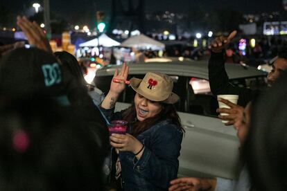 Los asistentes que no pudieron ingresar al concierto convocaron a una tertulia a las afueras del Estadio. 