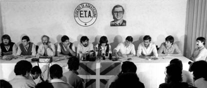 El 30 de septiembre de 1982, los líderes de la VII Asamblea de ETA Político Militar, comparecen por primera vez sin capuchas y anuncian su disolución como organización armada, en Biarritz (Francia). En la imagen, desde la izquierda: Luis Emaldi Mitxelena, alias "Mendi"; Josu Sánchez Terradillos, alias "Josu"; José María Lera Fernández de Muniain, alias "Txepe"; Joseba Aulestia Urrutia, alias "Zotza"; Fernando López Castill,o alias "Peke"; Miren Lourdes Alkorta Santos, Juan Miguel Goiburu Mendizabal, alias "Goierri"; Juan Maria Ortuzar Soloeta, alias "Ruso"; José Maria Zubeldia Maiz, alias "Jose Mari"; y Perico Díez Ulzurrun, alias "Periko". 