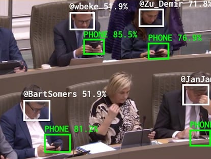 Captura de una imagen de la cuenta de Twitter The Flemish Scrollers donde se ve el porcentaje de certeza que tiene el sistema de inteligencia artificial al detectar una cara y un móvil en las manos de cada diputado.