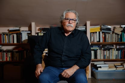 Joan Tardà, exdiputado por ERC en el Congreso de los Diputados, posa en su casa de Cornellà de Llobregat (Barcelona).