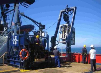 Una grúa y un chigre con capacidad para 2.200 metros de cable umbilical blindado de 28 milímetros sacan el <i>Liropus</i> por el costado del buque <i>Sarmiento de Gamboa</i>.