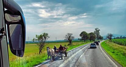 Un carro tirado por un caballo circula por la carretera nacional, una escena común en el delta del Danubia y Transilvania.