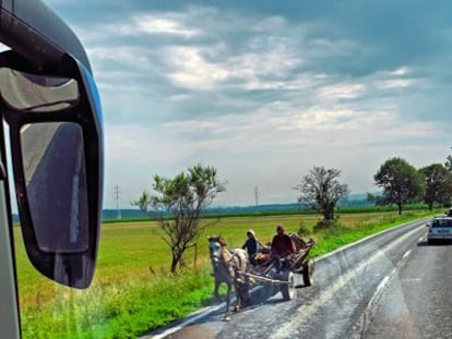 Un carro tirado por un caballo circula por la carretera nacional, una escena común en el delta del Danubia y Transilvania.