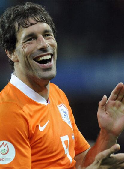 Van Nistelrooy aplaude a los aficionados holandeses tras la goleada a Francia.