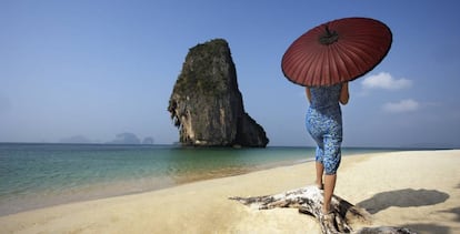 Una mujer pasea por la playa de Phang Na (Tailandia).