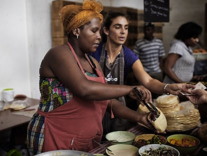Un puesto de comida callejera
en Ciudad del Cabo, en Sudáfrica.