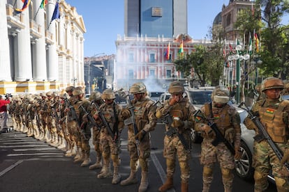 La tensión se empezó a sentir cuando los militares rebeldes pusieron barricadas para impedir que la gente llegue hasta la plaza Murillo en respuesta al llamado presidencial. 