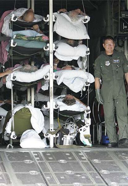 Pacientes de un hospital de Key West (Florida) son evacuados en un avión militar.