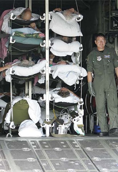 Pacientes de un hospital de Key West (Florida) son evacuados en un avión militar.