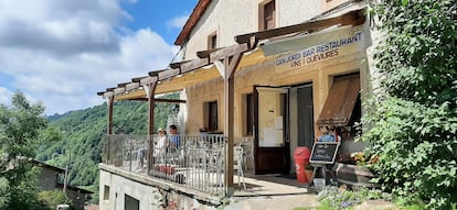 La terraza de Can Jordi, en Espinavell (Ripollès).