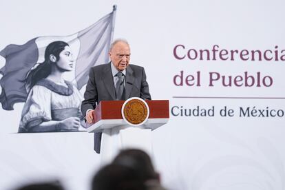 Alejandro Gertz Manero durante la conferencia de prensa matutina en Palacio Nacional, en Ciudad de México. El 22 de abril 2025.