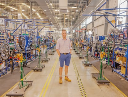 El ingeniero Will Butler Adams es el director general de Brompton. Está enamorado, así lo dice, de una bicicleta de la que es partícipe y que asegura que “cambia la manera de moverse por las ciudades y la vida de la gente”.