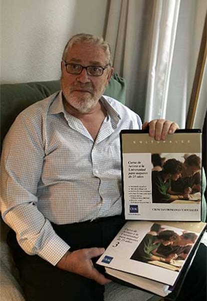 Antonio Díaz, con dos manuales del libro de distintos años.