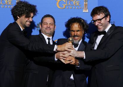 Armando Bo (esquerda), Alexander Dinelaris, Jr., o diretor Alejandro González Iñárritu e Nicolas Giacobone comemoram o Globo de Ouro pelo roteiro de ‘Homem-Pássaro’.