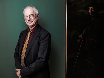 El Nobel de Química Morten Meldal posa junto a un retrato de Ignacio Zuloaga en la Fundación Ramón Areces (Madrid).