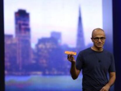 Satya Nadella, consejero delegado de Microsoft, con un m&oacute;vil Nokia Lumia presentando el nuevo Windows Phone 8.1.