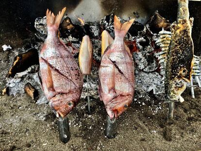 URTAS DEL ESTRECHO, LUBINA, CALAMAR Y SARDINAS AL ESPETO / CAPEL