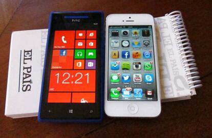 Windows Phone 8X de HTC junto a un iPhone 5 de Apple