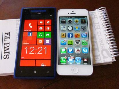 Windows Phone 8X de HTC junto a un iPhone 5 de Apple