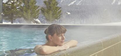 Huésped en la piscina exterior del Badrutt’s Palace en St. Moritz.