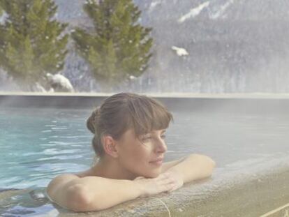 Hu&eacute;sped en la piscina exterior del Badrutt&rsquo;s Palace en St. Moritz.