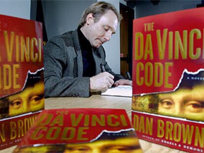 Dan Brown firma ejemplares de su libro en Exeter, Reino Unido, el pasado mes de junio.