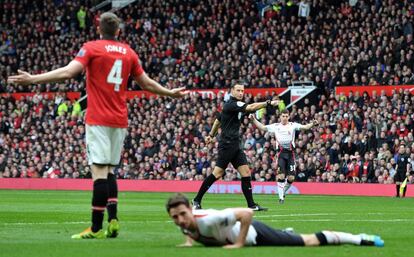 El arbitro, Mark Clattenburg, señala penalti de Jones a Joe Allen