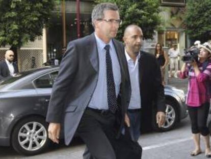 Klaus Masuch (izda), representante del Banco Central Europeo (BCE), llega al ministerio de Finanzas para reunirse con el ministro Yannis Sturnaras, el pasado lunes en Atenas, Grecia.