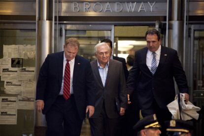 Dominique Strauss-Kahn a la salida de su anterior emplazamiento en la calle Broadway de Nueva York.