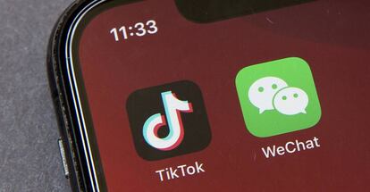 Las aplicaciones TikTok y WeChat en un móvil.