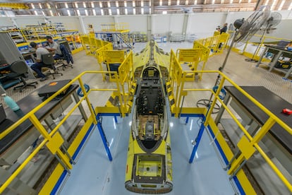 La estructura del F-39 Gripen en la línea de montaje dentro de las instalaciones de la empresa Embraer, en Gavião Peixoto (São Paulo).