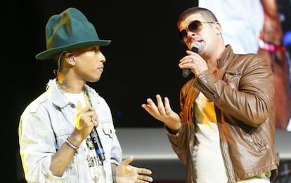 Pharrell Williams y, a la derecha, Robin Thicke, en una actuación en Arkansas en junio.