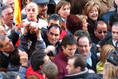 Jose Bono abandona la marcha contra ETA en medio de los insultos e intentos de agresión de varios asistentes.