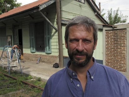 El arqueólogo Marcelo Weissel, junto a la barraca de Francisco de la Peña.