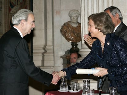 La reina Sofía, entrega en el XIV Premio Reina Sofía de Poesía Iberoamericana, al poeta argentino Juan Gelman, merecedor de este galardón por una obra que el jurado consideró "profundamente original, rigurosa y emotiva", en un ceremonia celebrada en el Palacio Real, 28 de octubre de 2005.