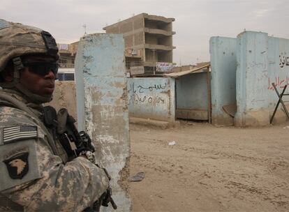 Un muro separa el norte, donde patrullan el Ejército y la policía iraquí, del tercio sur, donde se mueven las tropas estadounidenses. Pese a estar pintado de azul, los soldados estadounidenses lo han bautizado como "pared de oro".