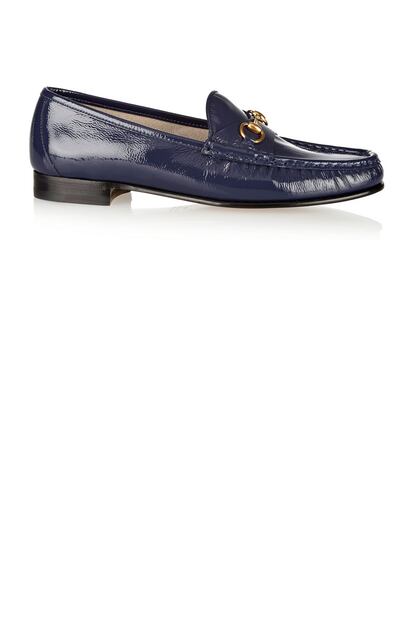 Loafers azul marino de Gucci (450 euros).