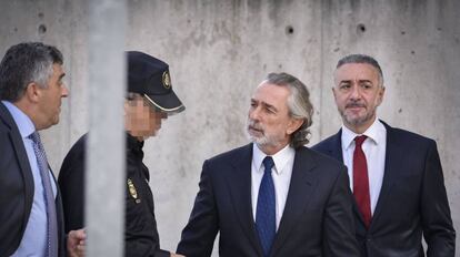 El presunto cabecilla de la trama G&uuml;rtel, Francisco Correa, a su salida esta tarde de la Audiencia Nacional.