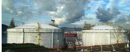 Vista de la planta de regasificación de Reganosa en Mugardos, frente a Ferrol, que será inaugurada en dos meses.