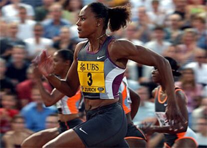 La estadounidense Marion Jones disputando una carrera de 100 metros en Zúrich en 2002.