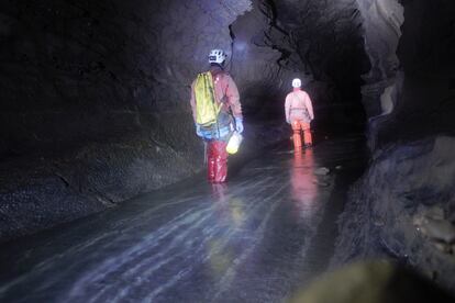 Espeleólogos del grupo Otxola dentro de la cueva de Garcés. 