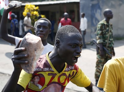 Un hombre amenaza con lanzar una piedra durante una protesta contra el presidente Pierre Nkurunziza en Bujumbura (Burundi). Desde que el pasado 25 de abril Nkurunziza anunciara que optaría a un tercer mandato a pesar de que la Constitución limita a dos periodos de cinco años la duración del ejercicio de ese cargo, el país ha vivido violentas protestas.