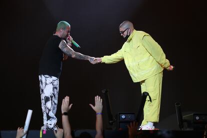 El puertorriqueño Bad Bunny se da la mano con el colombiano J Balvin durante un concierto en Dallas en agosto de 2019.