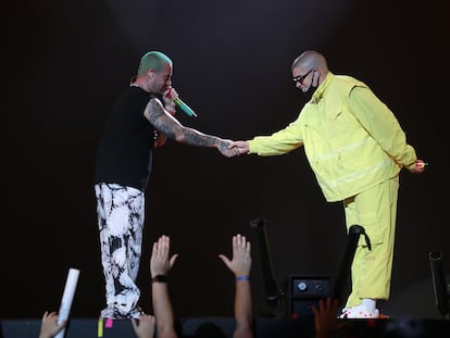 El puertorriqueño Bad Bunny se da la mano con el colombiano J Balvin durante un concierto en Dallas en agosto de 2019.