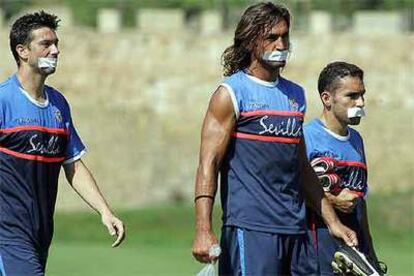 Los capitanes del Sevilla, Martí, Javi Navarro y David, posan con un esparadrapo en la boca.