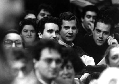 4 de febrero de 1993. El príncipe Felipe asiste a una conferencia del expresidente de la Generalitat de Cataluña Jordi Pujol, en la Universidad Autónoma de Madrid.