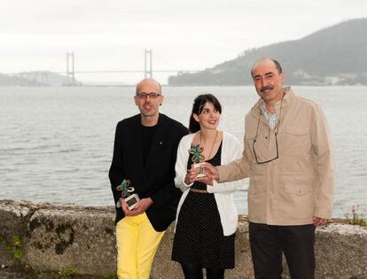 De izquierda a derecha, los escritores Marcos Calveiro, Mar&iacute;a Lorenzo y su padre Manuel, ayer en la Illa de San Sim&oacute;n.