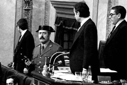 El teniente coronel Tejero fija la mirada en el fotógrafo Manuel Hernández de León durante el intento de golpe de estado del 23 de febrero de 1981.